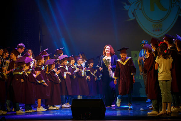 Белорусские «звезды» поздравили юных академиков мюзикла с днем рождения