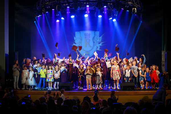 Белорусские «звезды» поздравили юных академиков мюзикла с днем рождения